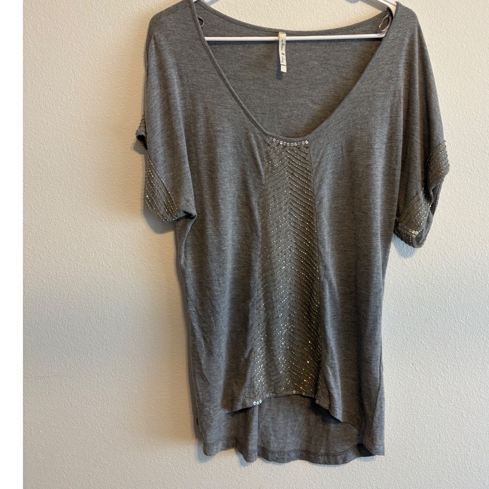Willow & Clay Gray Beaded Sequin V-Neck High-Low Top Womens XS Short Sleeve